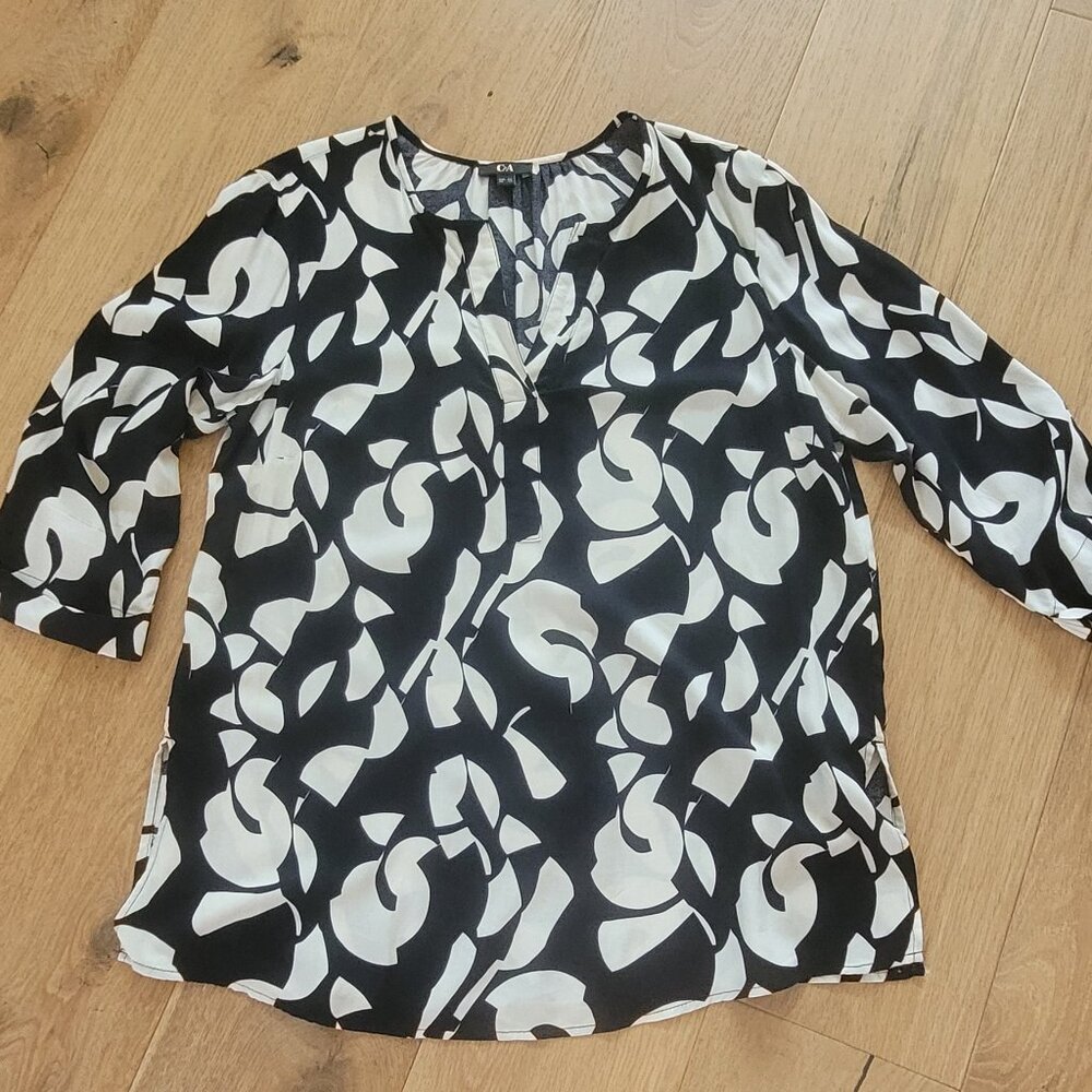 Pretty 100% Viscose blouse. C&A brand from Germany. Size 44 (fits US 14/16)